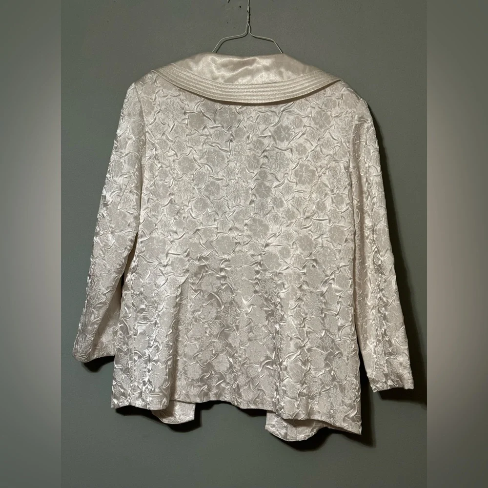 Elegant Cream Brocade Skirt Set - Picture 7 of 11